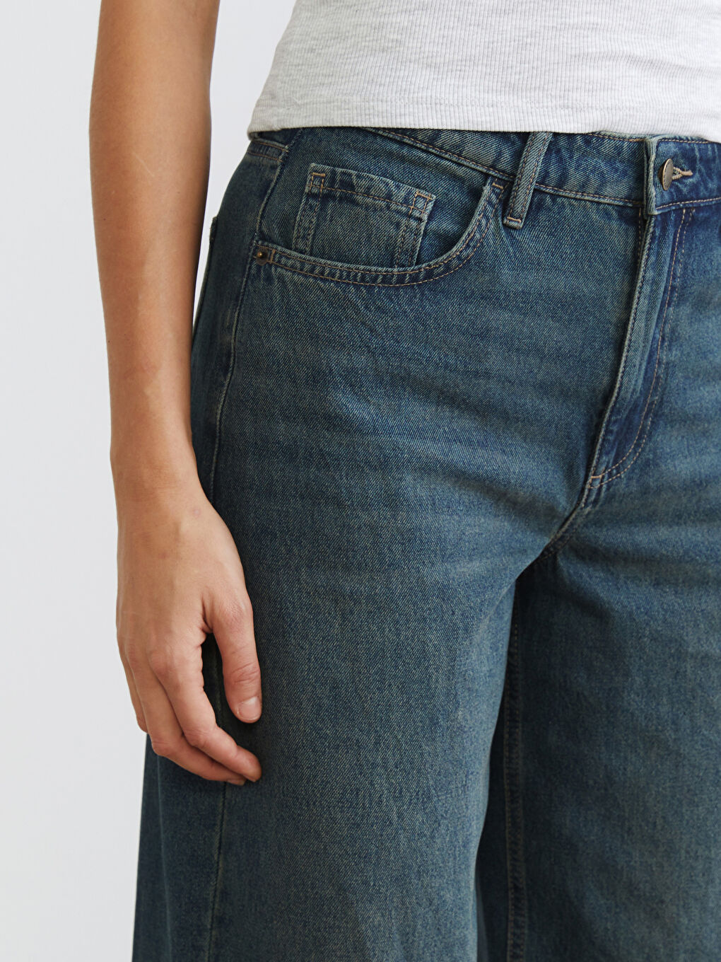 ქალი მუქი ლურჯი ჯინსი-2