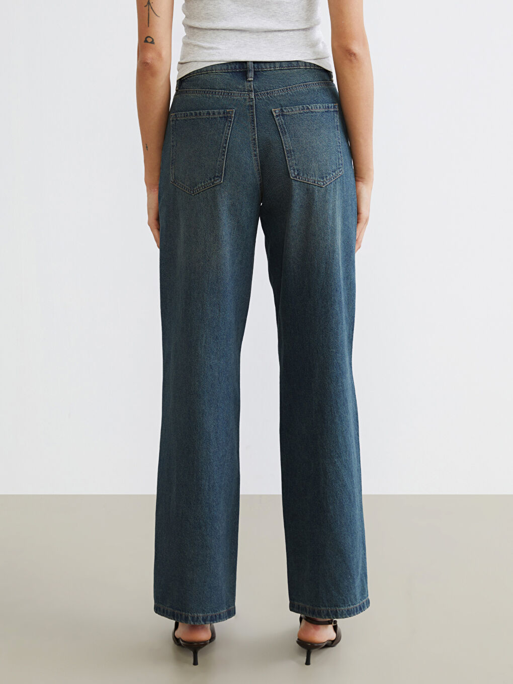 ქალი მუქი ლურჯი ჯინსი-3