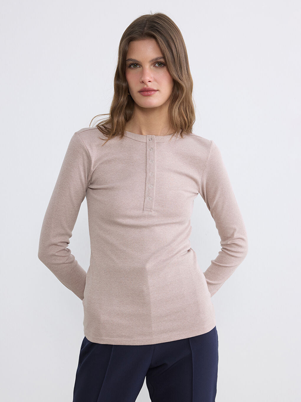 بدلة ضيقة مضلعة للسيدات برقبة دائرية