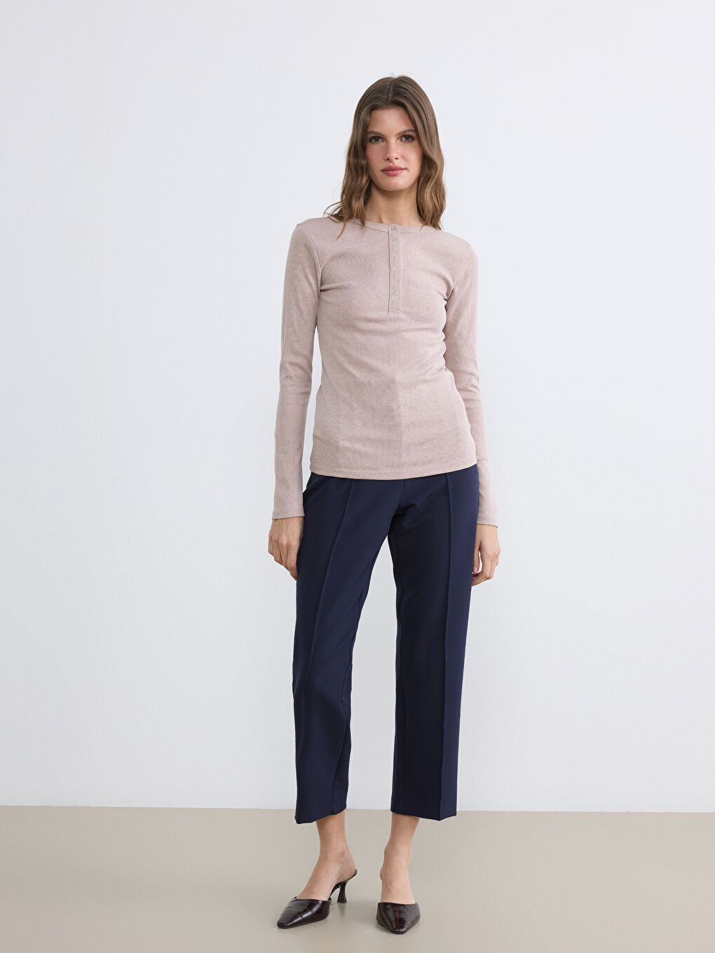 بدلة ضيقة مضلعة للسيدات برقبة دائرية-1