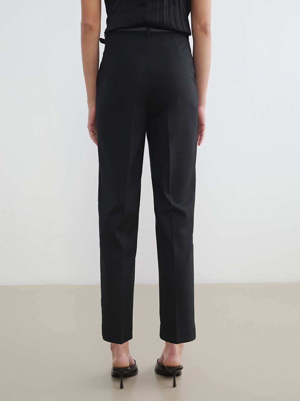 Belted Carrot Fit Women's Fabric Trousers-3