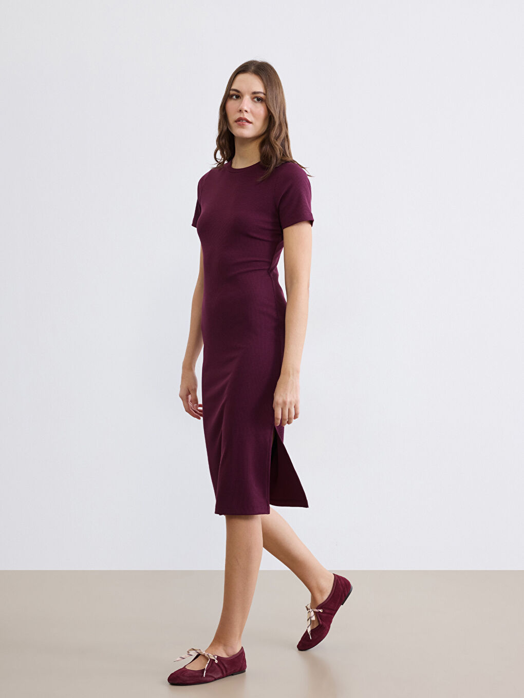 Жена Червено Рокля-1