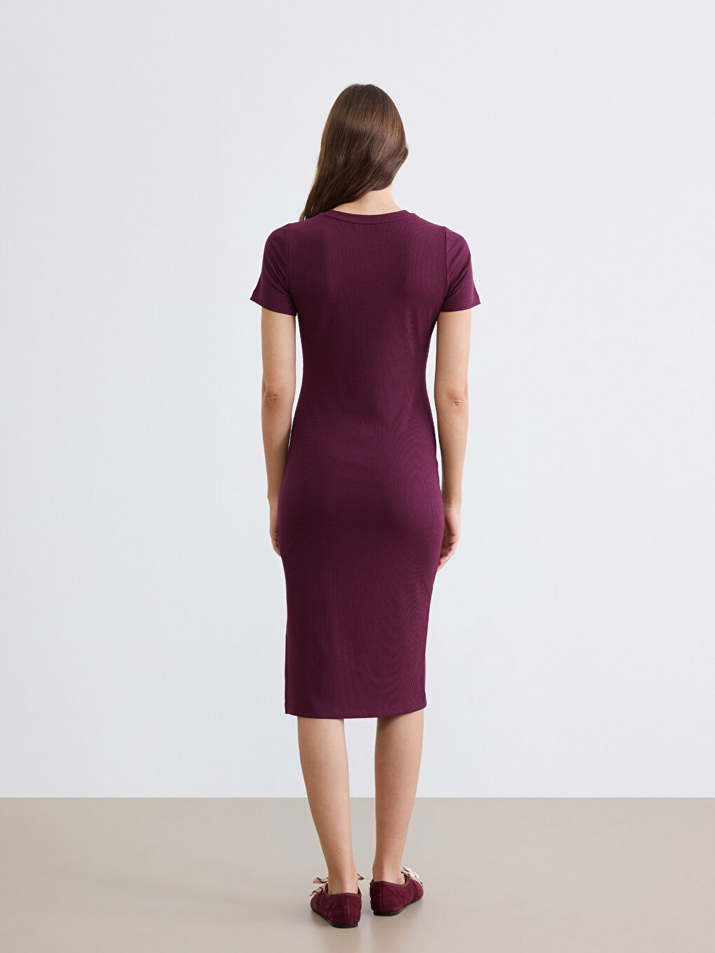 Жена Червено Рокля-3