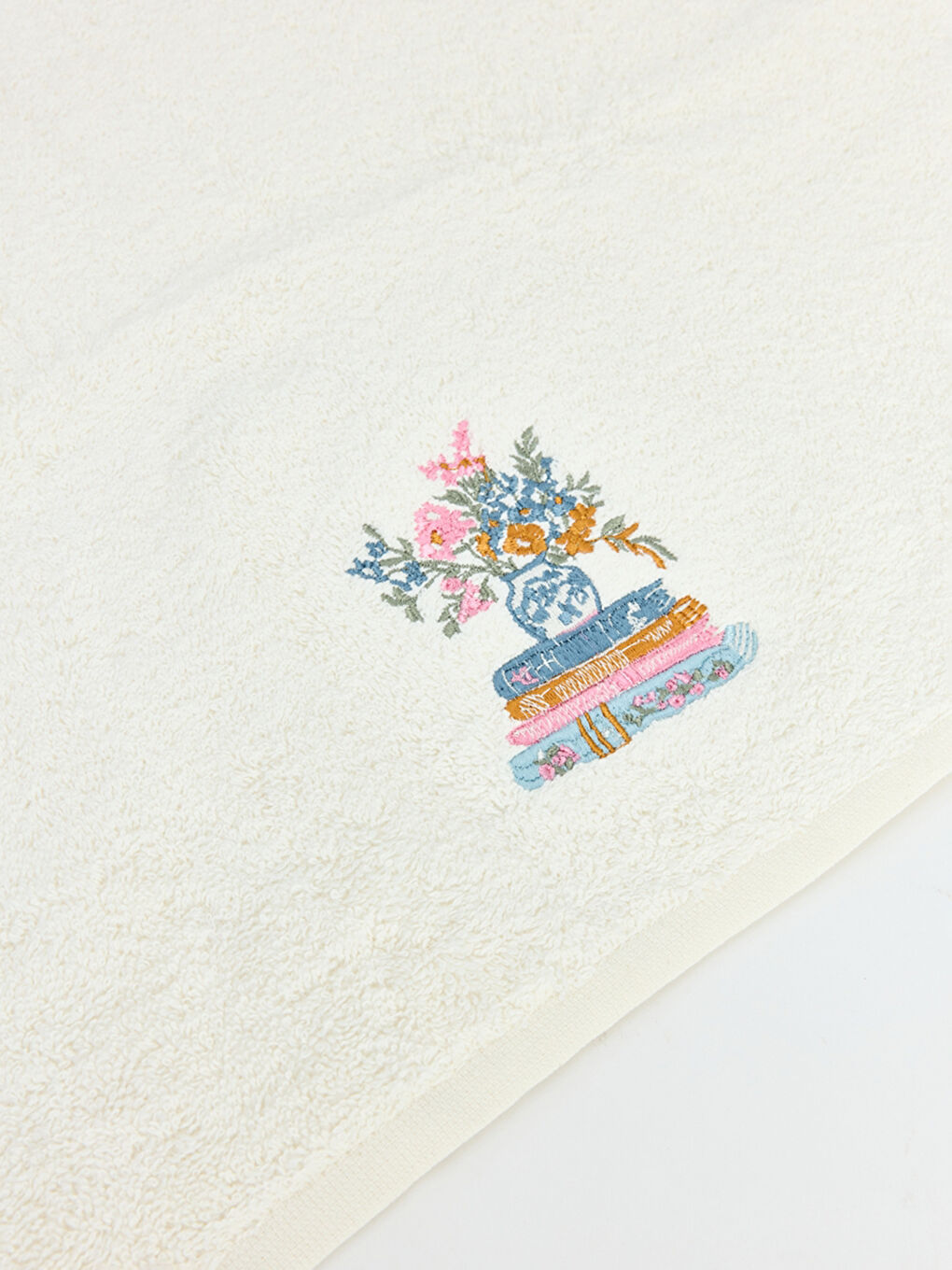 Ekru Nakışlı Yüz Havlusu 50x80 cm-2