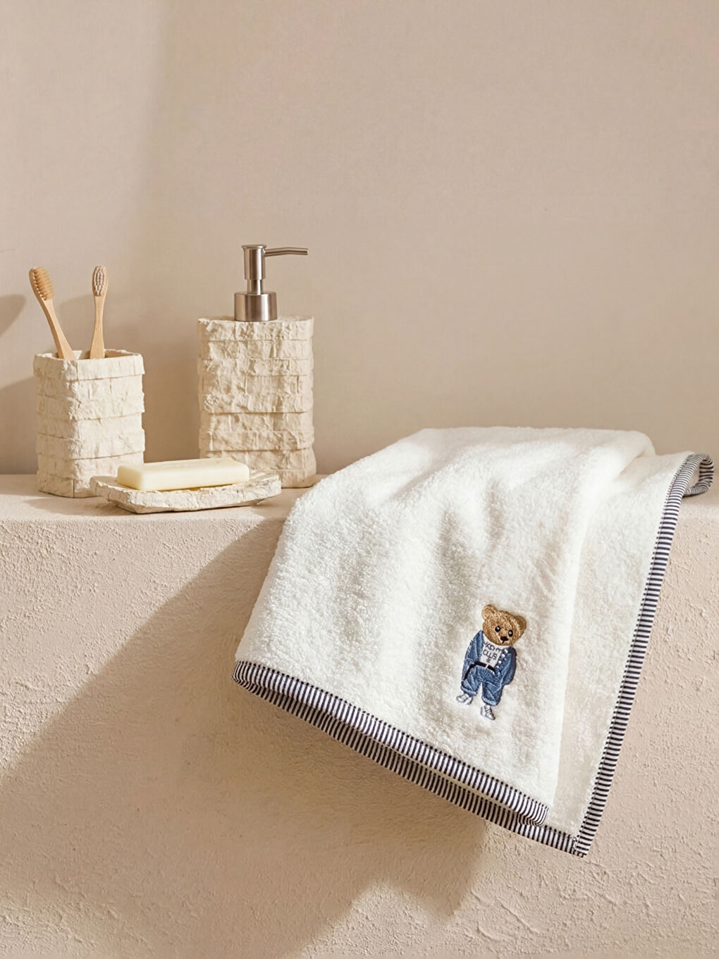 Beyaz Ayı Teddy Nakışlı Yüz Havlusu 50x80 cm