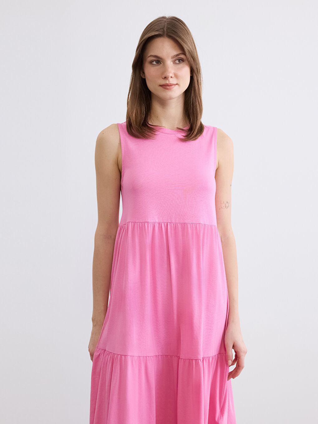 Многослойное платье с круглым вырезом