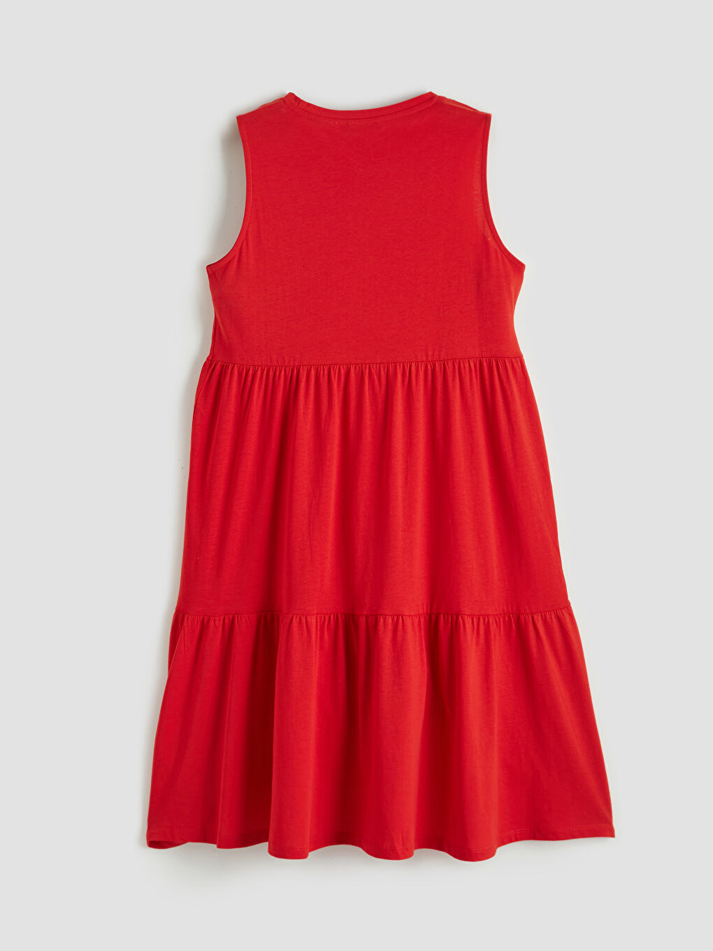 Платье с круглым вырезом и многослойным дизайном-1