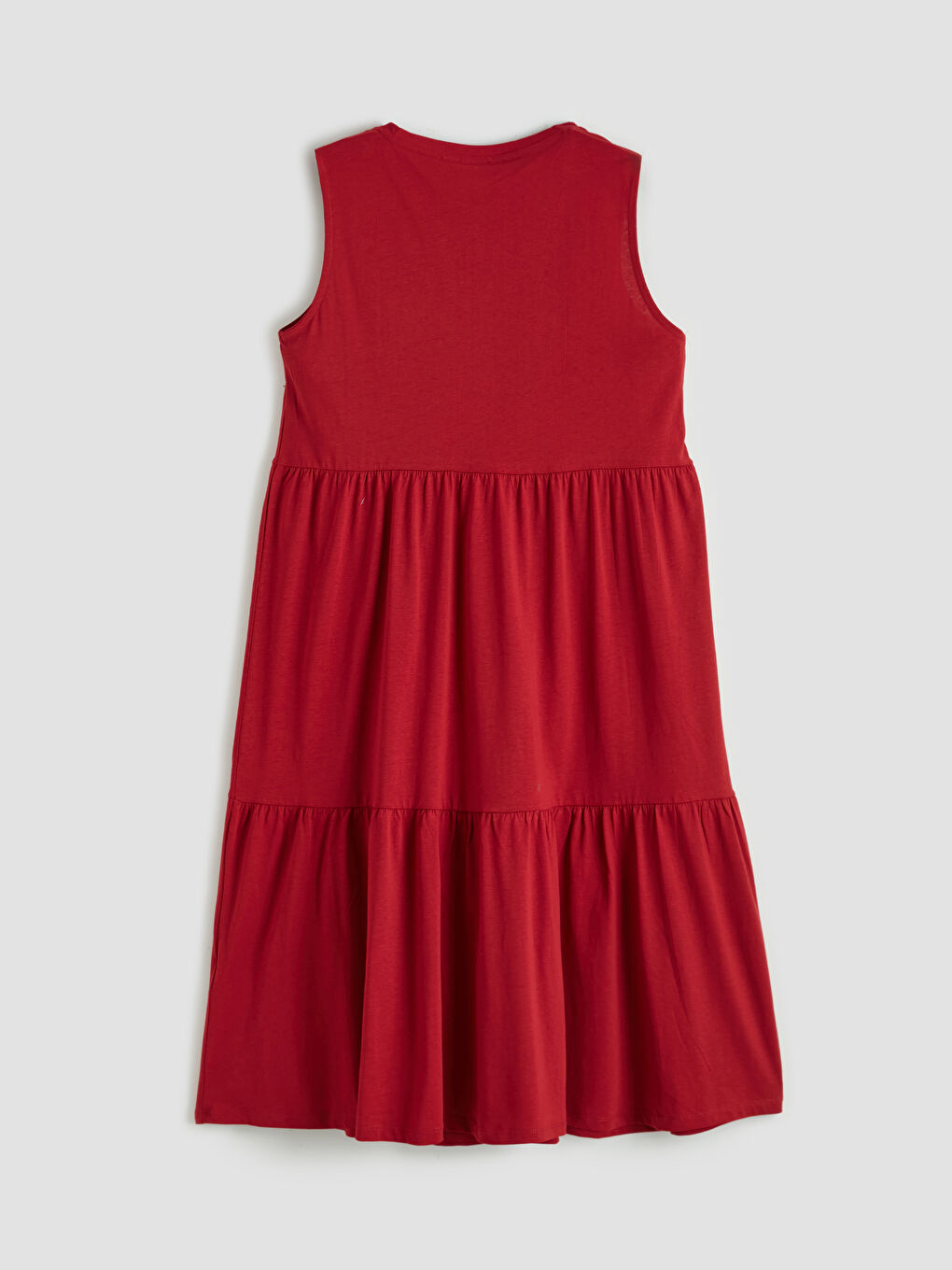 Платье с круглым вырезом и многослойным дизайном-4