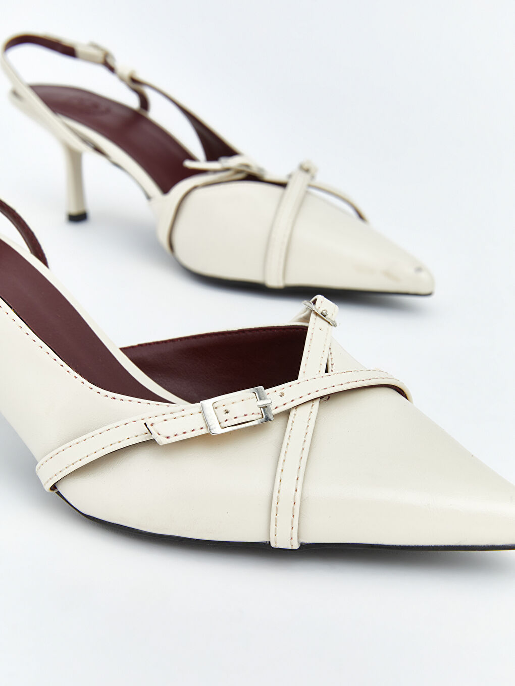 Pointed-toe women's heels.-2