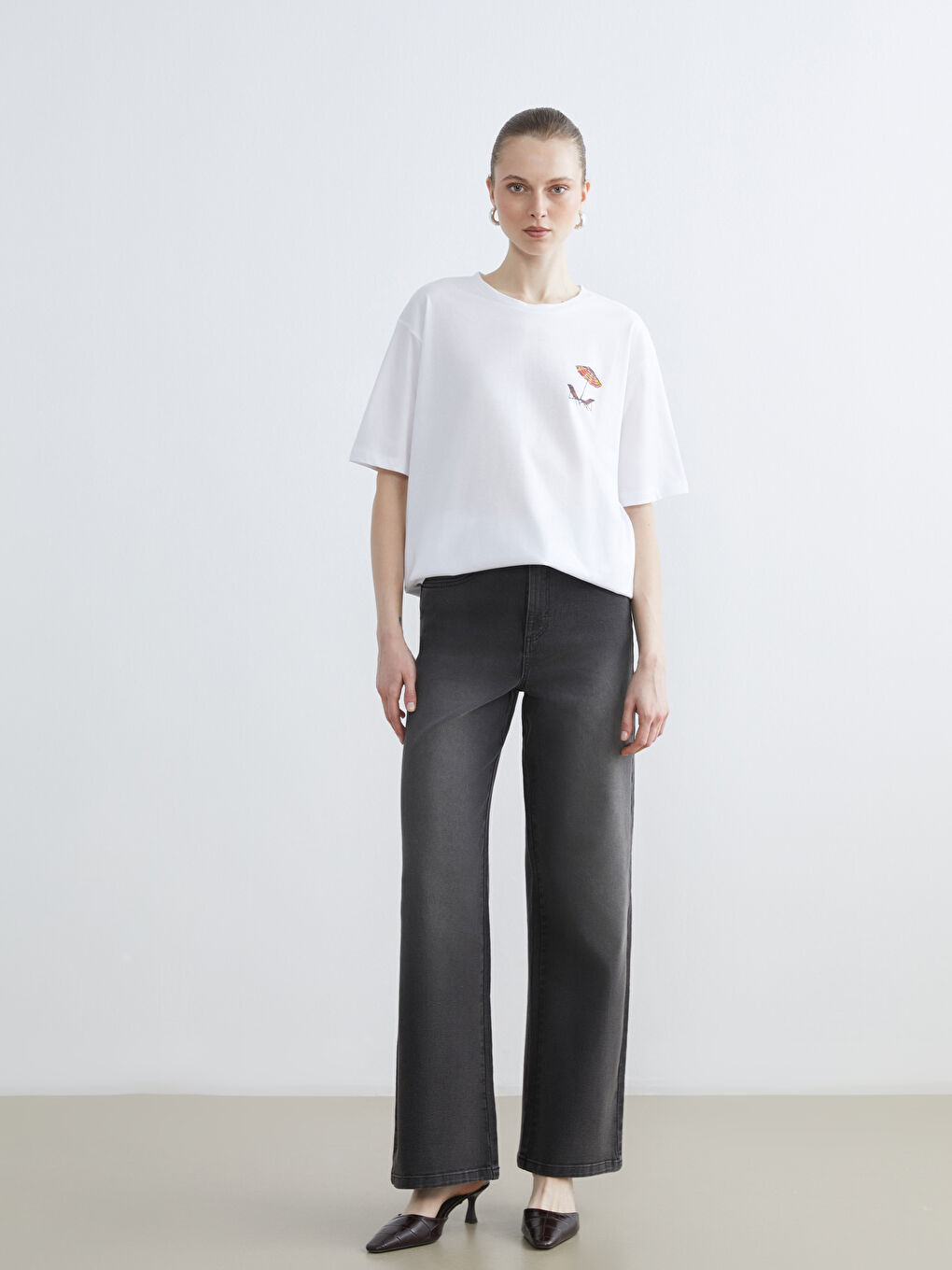 Beyaz Bisiklet Yaka Baskılı Oversize Kadın Tişört-1