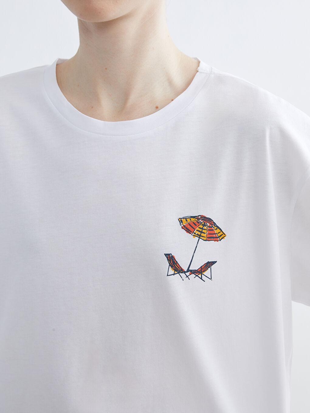 Beyaz Bisiklet Yaka Baskılı Oversize Kadın Tişört-2