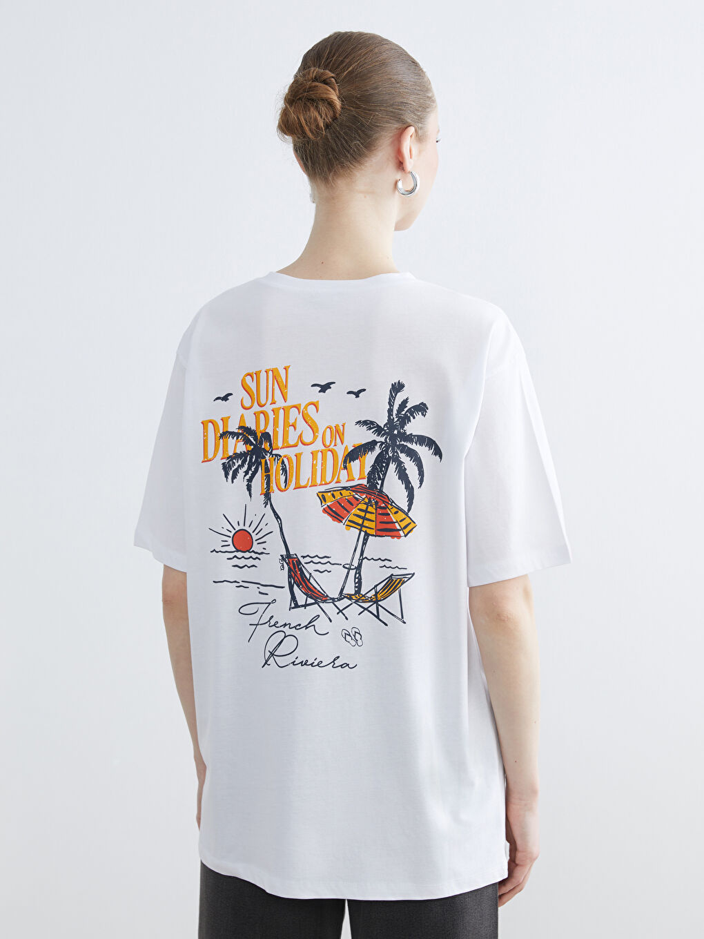 Beyaz Bisiklet Yaka Baskılı Oversize Kadın Tişört-3