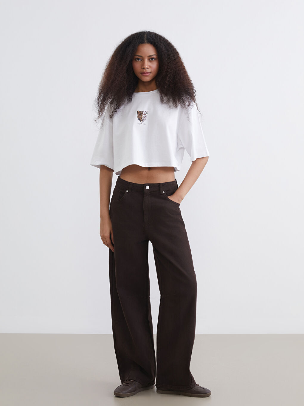 Beyaz Bisiklet Yaka Leopar Baskılı Oversize Kadın Crop-1