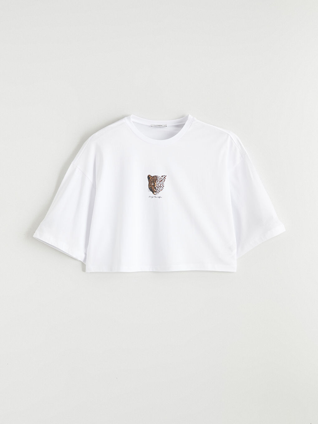 Beyaz Bisiklet Yaka Leopar Baskılı Oversize Kadın Crop-4