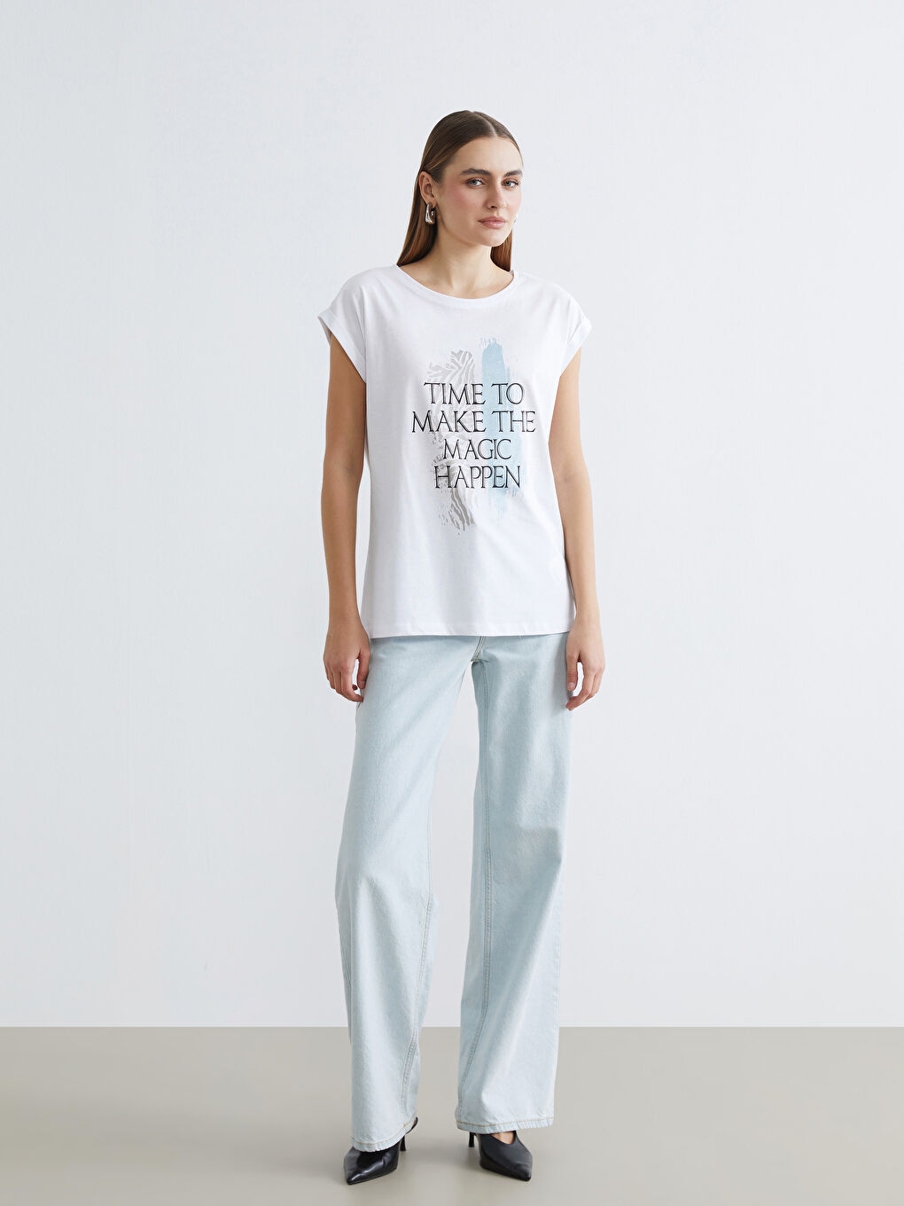 Beyaz Bisiklet Yaka Kadın Tişört-1