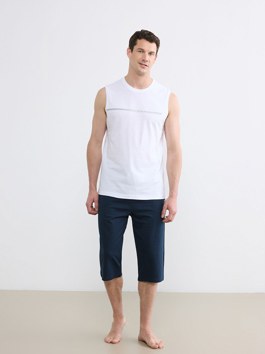 Beyaz Bisiklet Yaka Baskılı Erkek Kolsuz Tişört-1