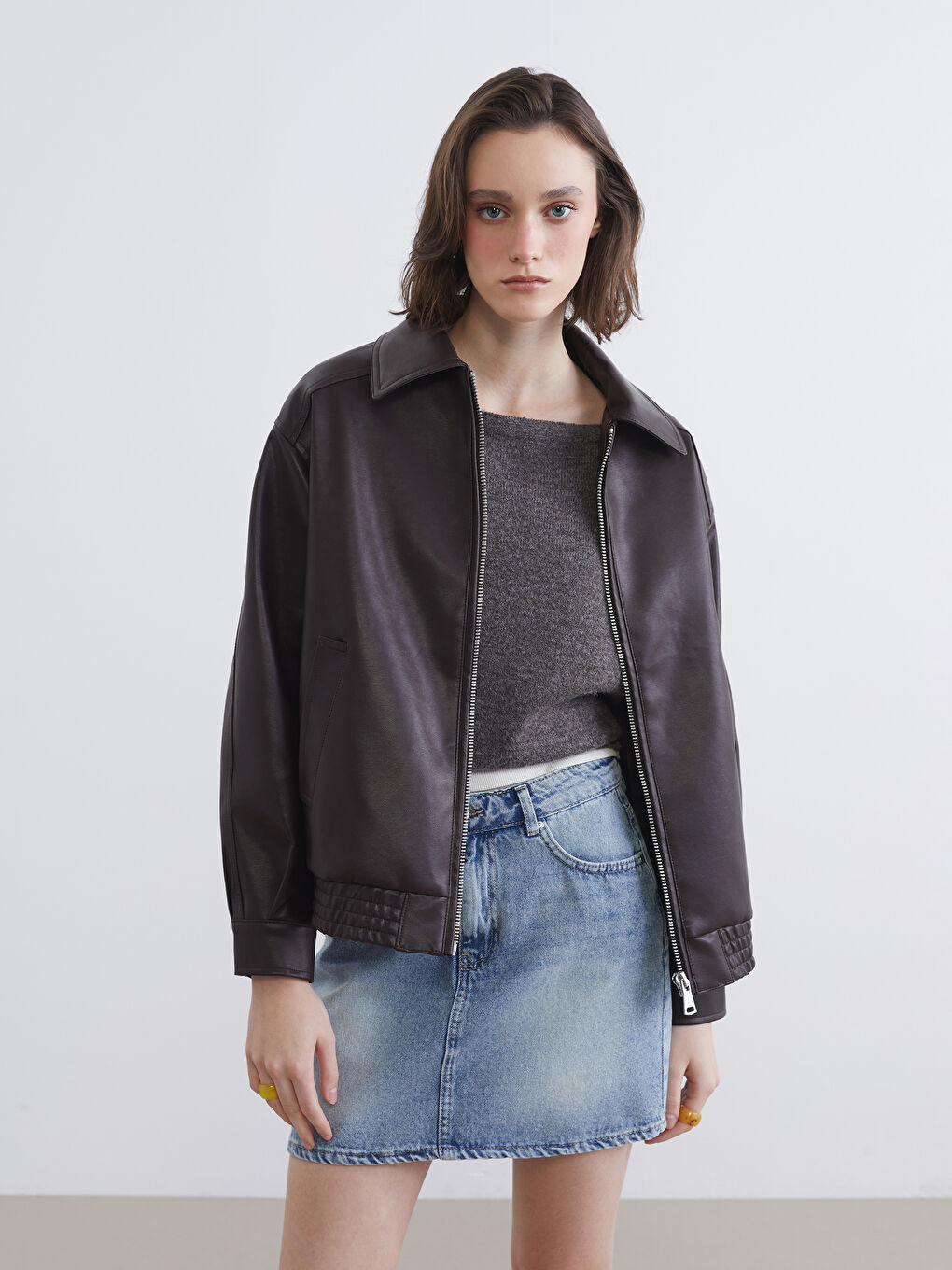 چاکەتی چەرمی ناسروشتی ئۆڤەرسایز بۆ ژنان بە یه‌خه‌ی كراس