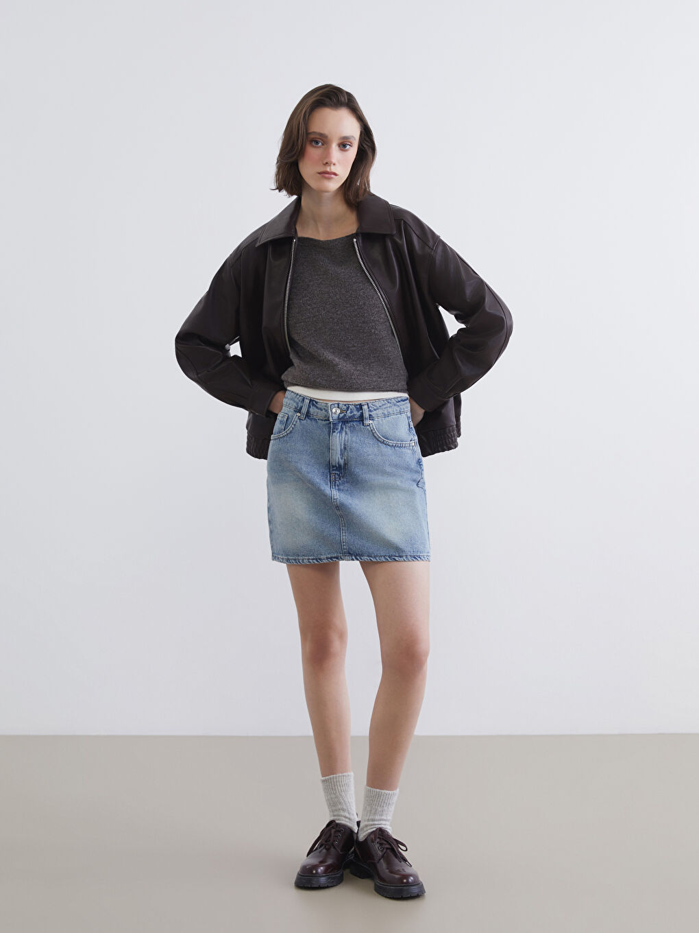 چاکەتی چەرمی ناسروشتی ئۆڤەرسایز بۆ ژنان بە یه‌خه‌ی كراس-1