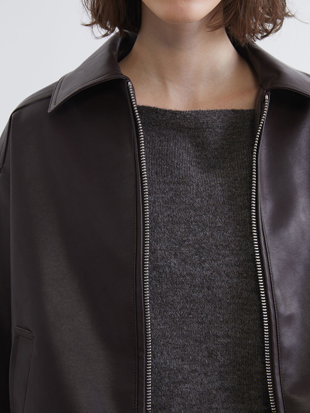 چاکەتی چەرمی ناسروشتی ئۆڤەرسایز بۆ ژنان بە یه‌خه‌ی كراس-2