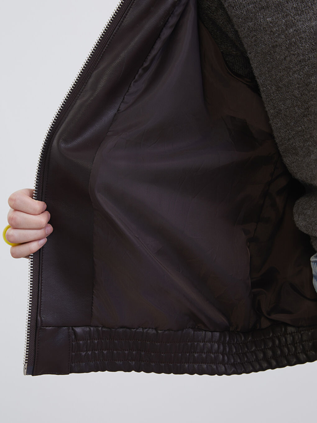 چاکەتی چەرمی ناسروشتی ئۆڤەرسایز بۆ ژنان بە یه‌خه‌ی كراس-3