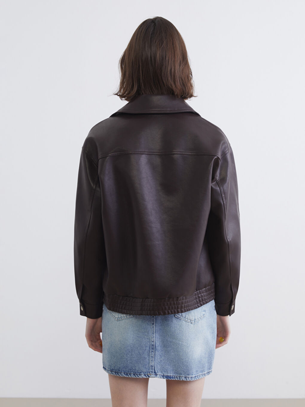 چاکەتی چەرمی ناسروشتی ئۆڤەرسایز بۆ ژنان بە یه‌خه‌ی كراس-4