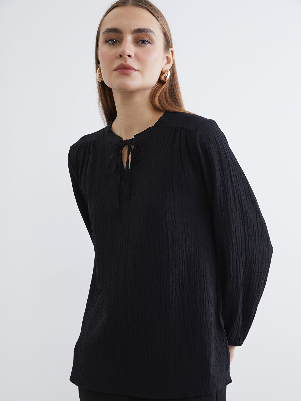 Siyah Bağlamalı Yaka Dokulu Bluz	