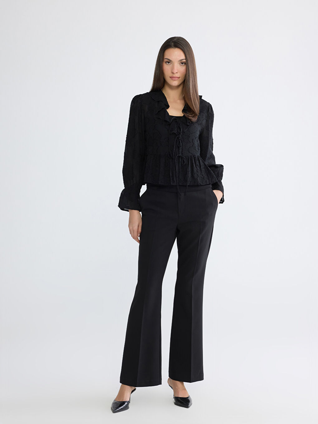 Siyah V Yaka Desenli Fırfırlı Bluz	-1