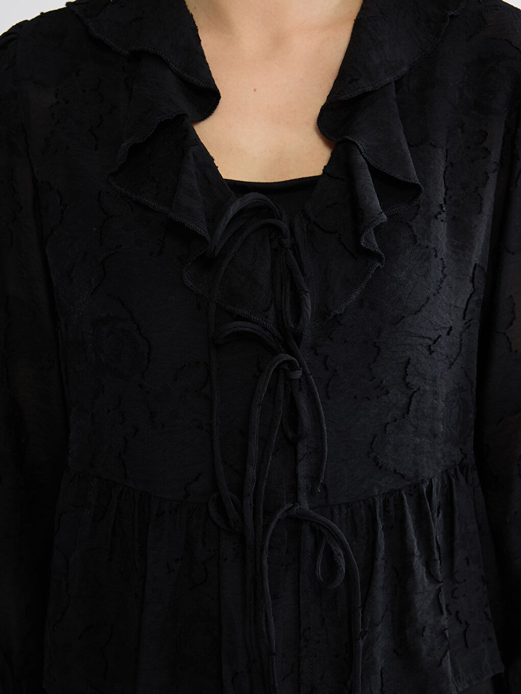 Siyah V Yaka Desenli Fırfırlı Bluz	-2