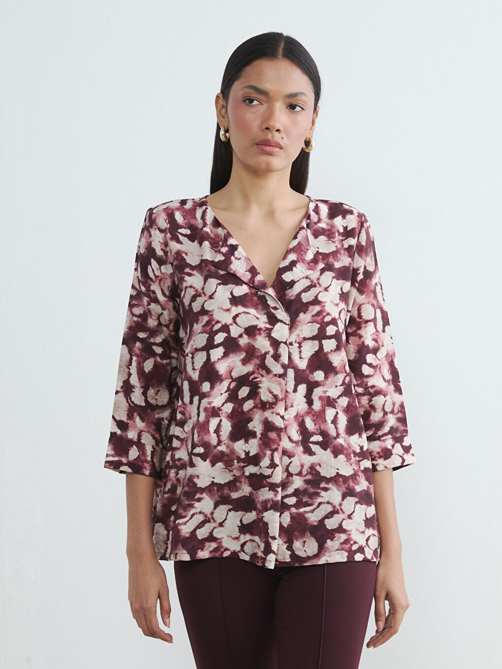 Bluză cu decolteu asimetric și model imprimat