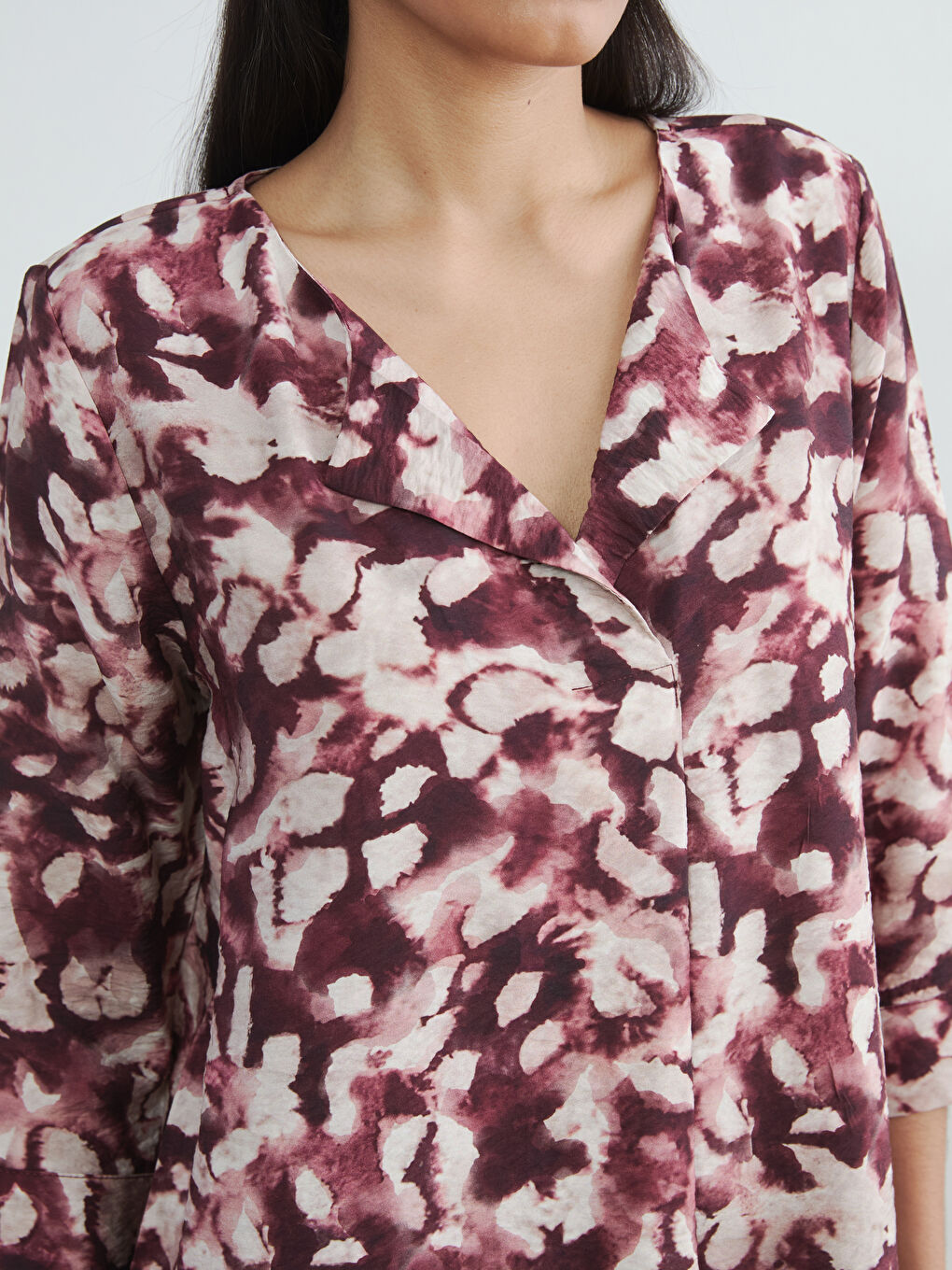 Bluză cu decolteu asimetric și model imprimat-3