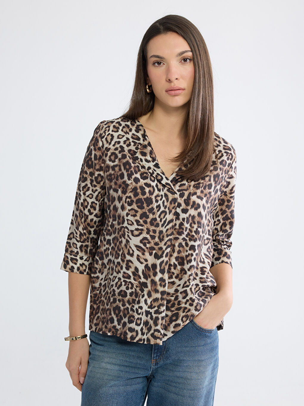 Bluză cu imprimeu leopard și decolteu asimetric