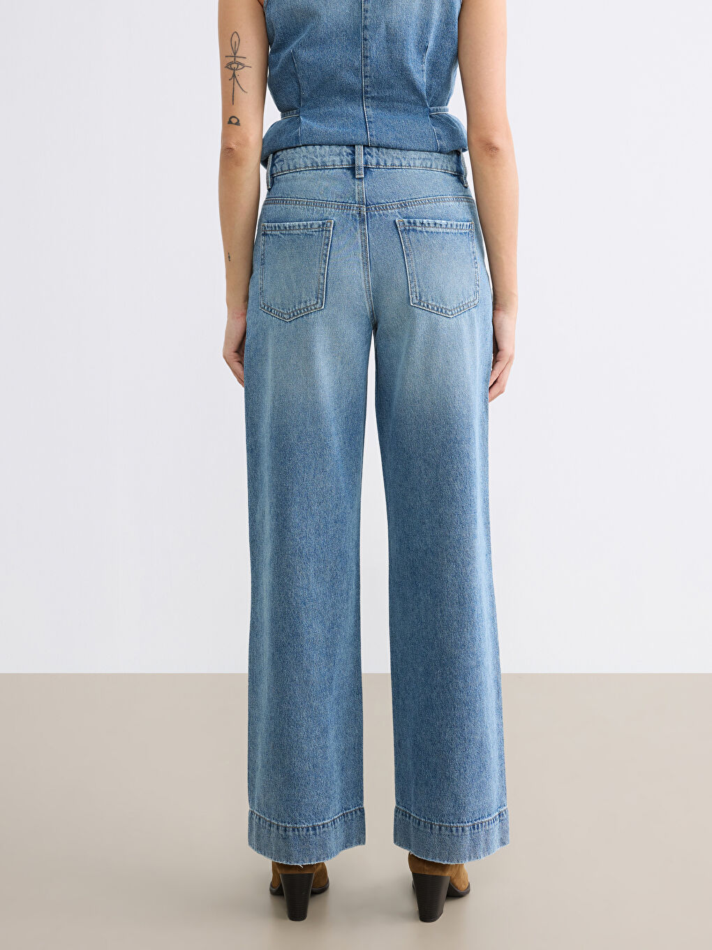 Джинсы с высокой талией и широкими штанинами для женщин-3