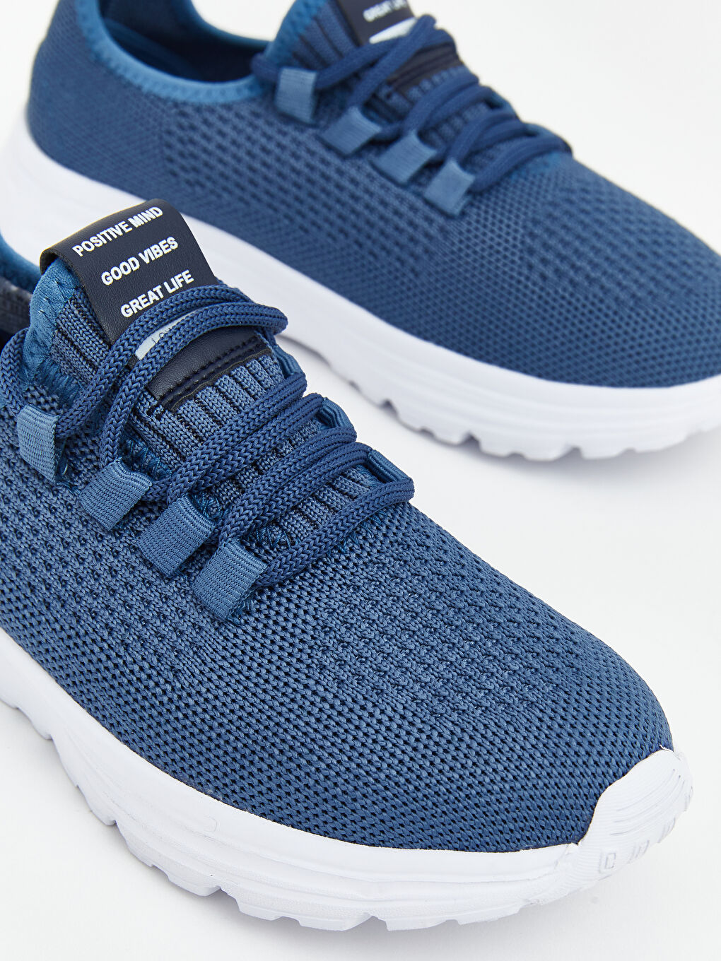 حذاء رياضي للأولاد بطباعة شعار-2