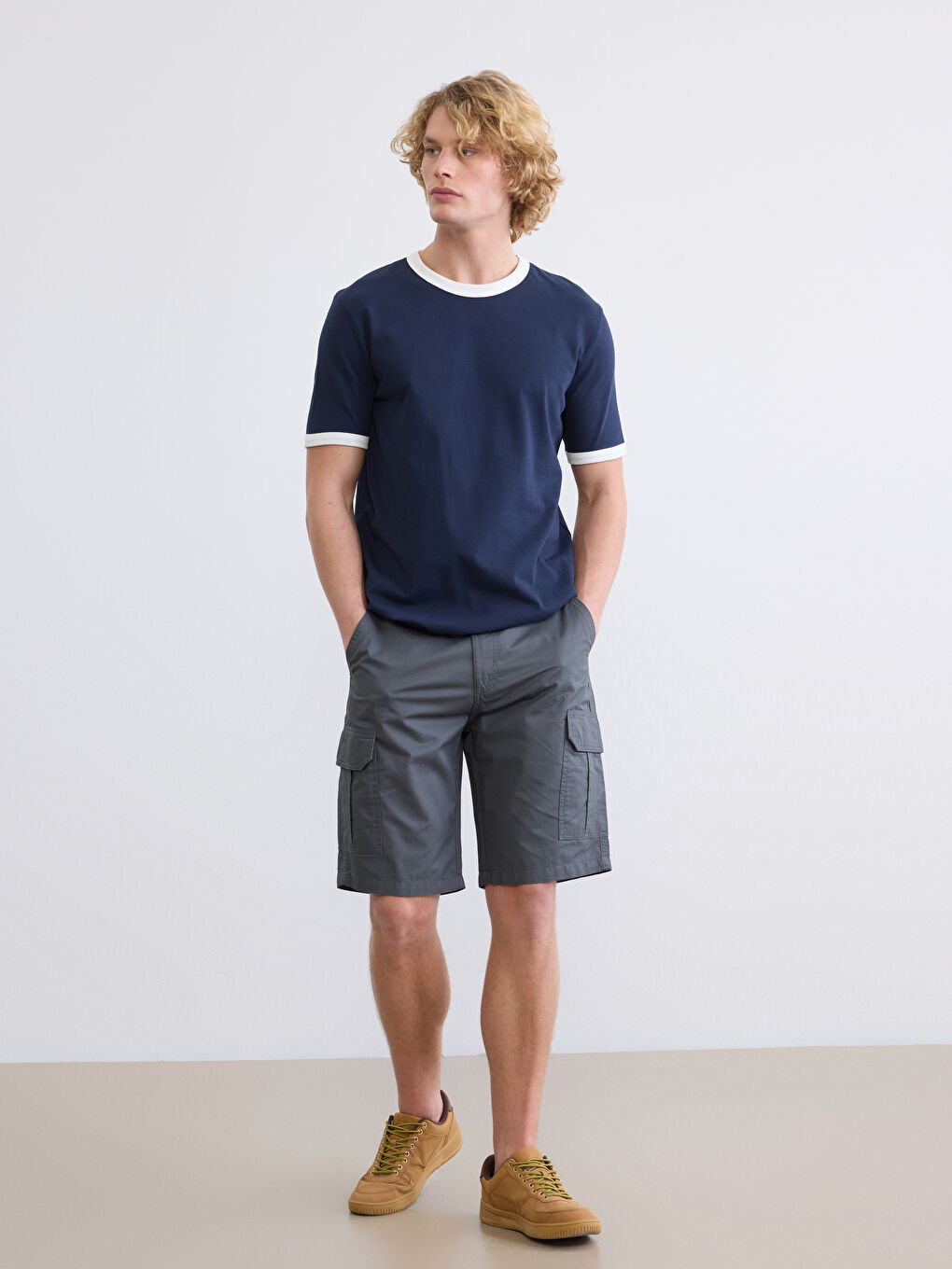 რეგულარული მოყვანილობის გაბარდინის მამაკაცის კარგო შორტები