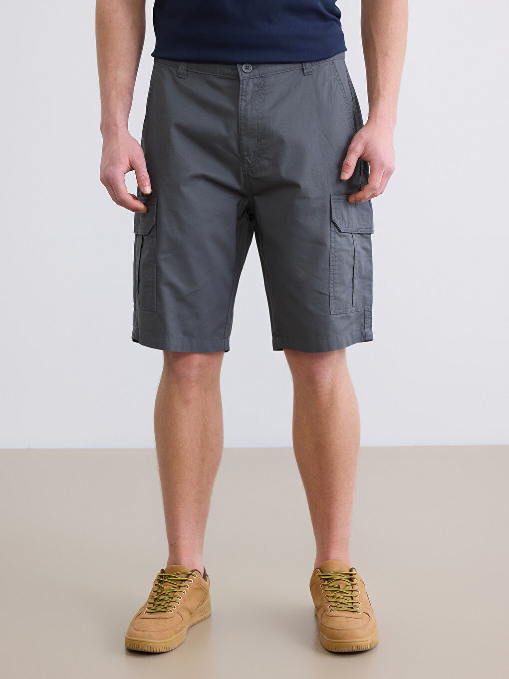 რეგულარული მოყვანილობის გაბარდინის მამაკაცის კარგო შორტები-1