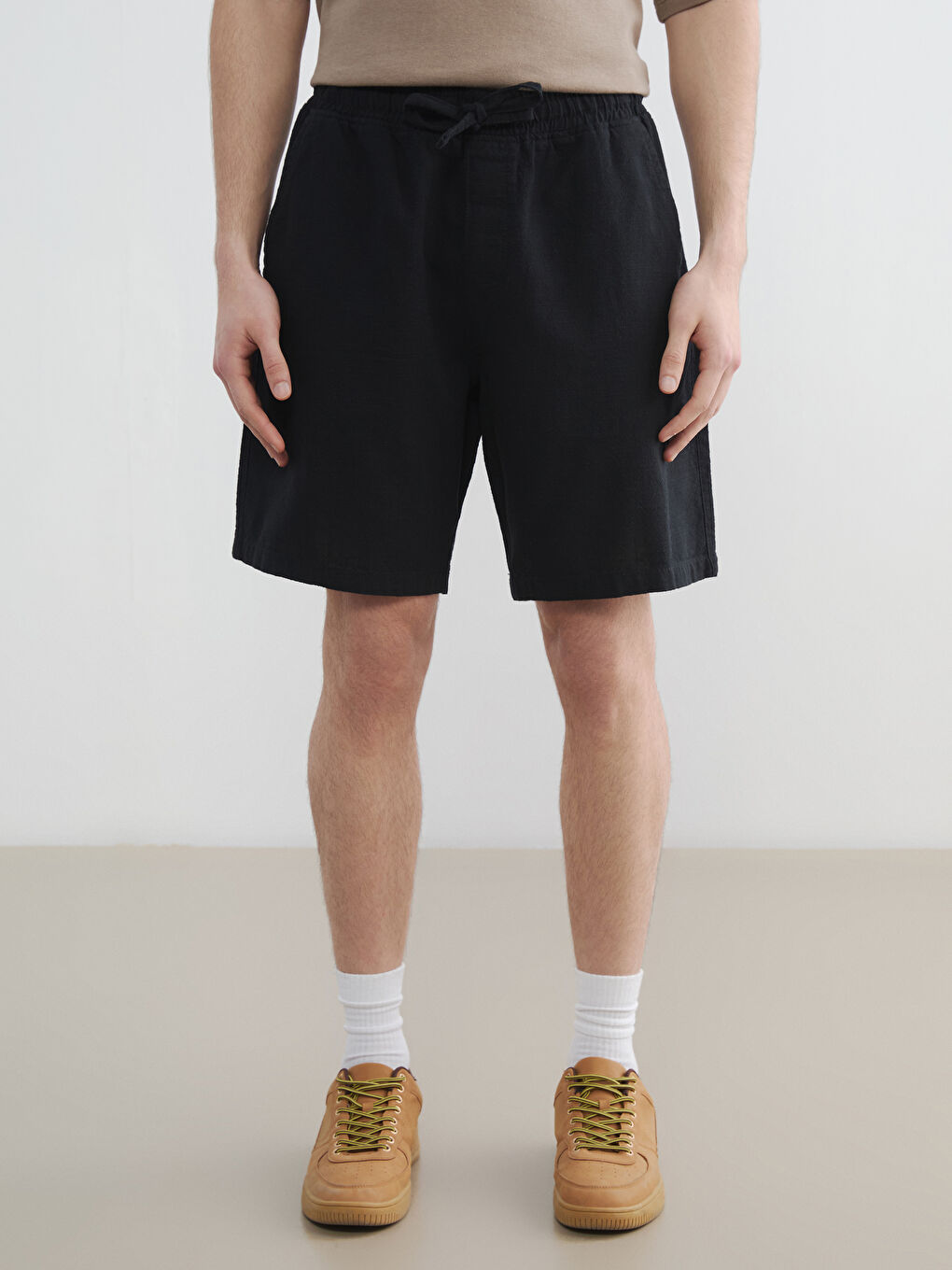 Siyah Standart Kalıp Keten Görünümlü Erkek Şort-1