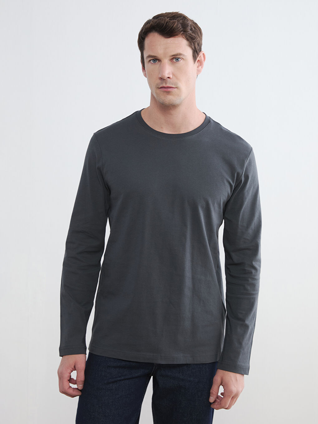 Мужская футболка с длинным рукавом и круглым вырезом