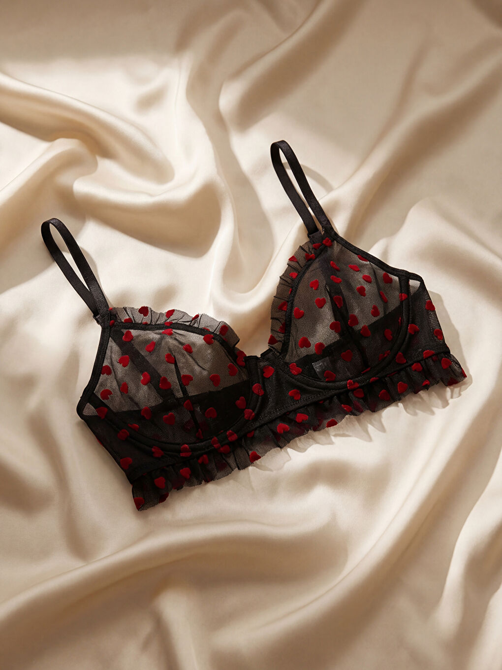 حمالة صدر تي شيرت غير مبطنة مدعمة بأسلاك بنمط قلوب.