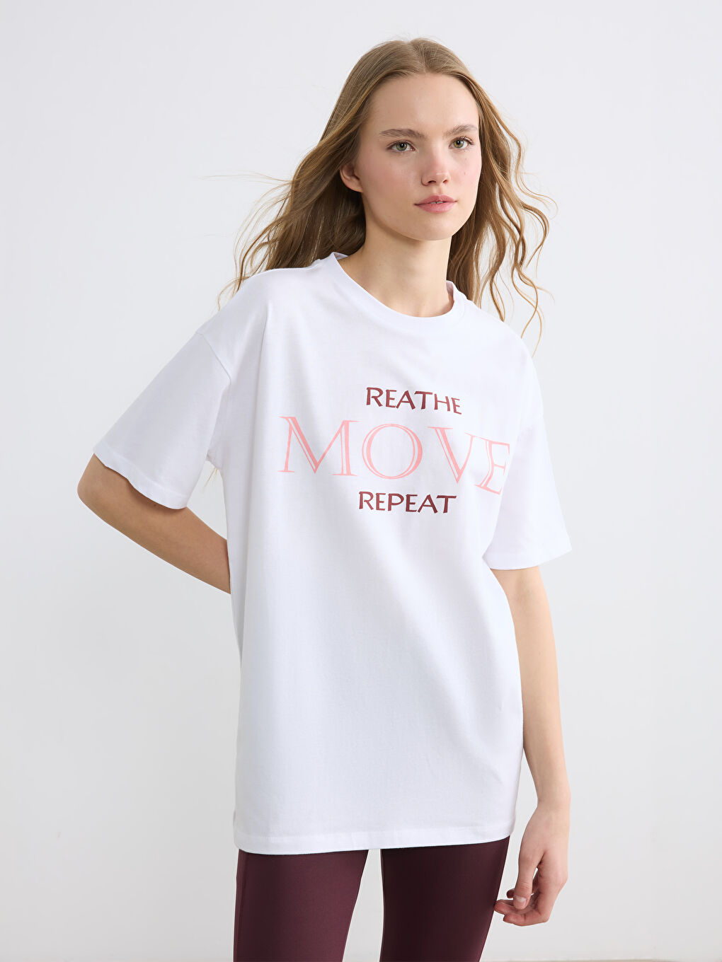 تيشيرت رياضي واسع للسيدات بطبعة على الرقبة الدائرية