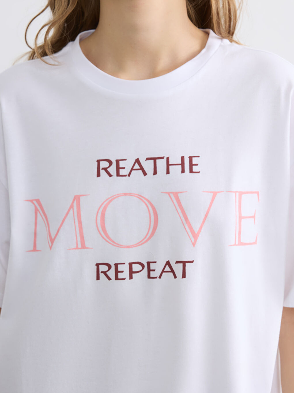 تيشيرت رياضي واسع للسيدات بطبعة على الرقبة الدائرية-2