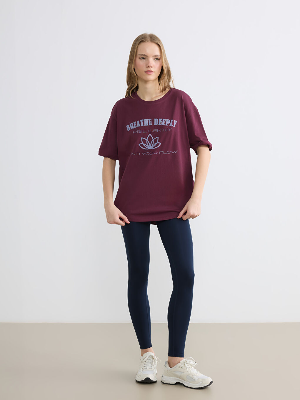 عيش الأناقة بكل سهولة مع التيشيرت الواسع بتصميم الجرافيك.-1