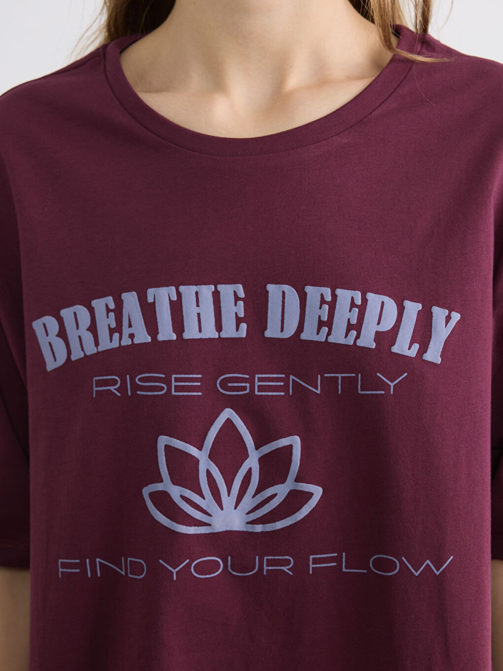 عيش الأناقة بكل سهولة مع التيشيرت الواسع بتصميم الجرافيك.-2