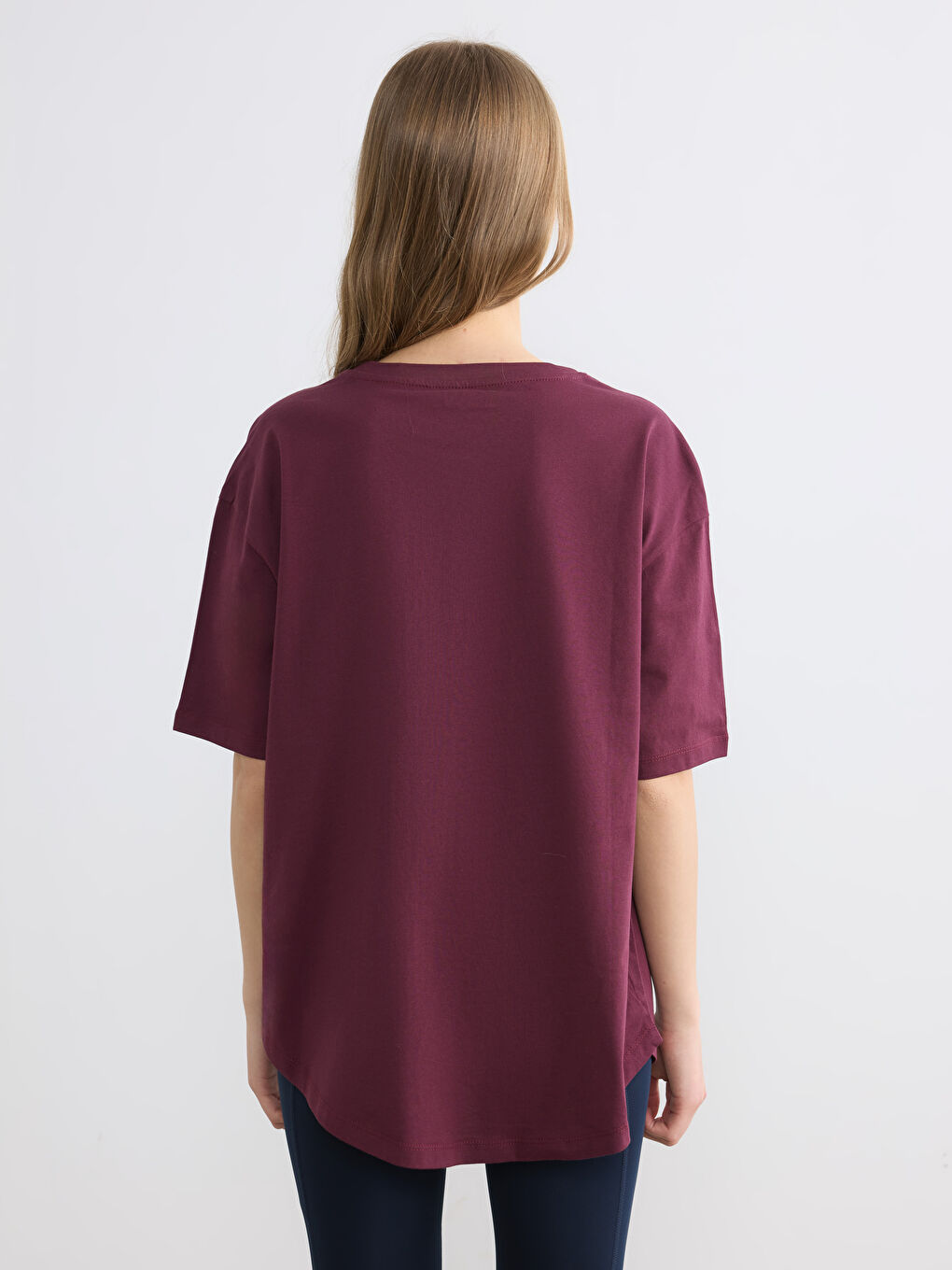 عيش الأناقة بكل سهولة مع التيشيرت الواسع بتصميم الجرافيك.-3