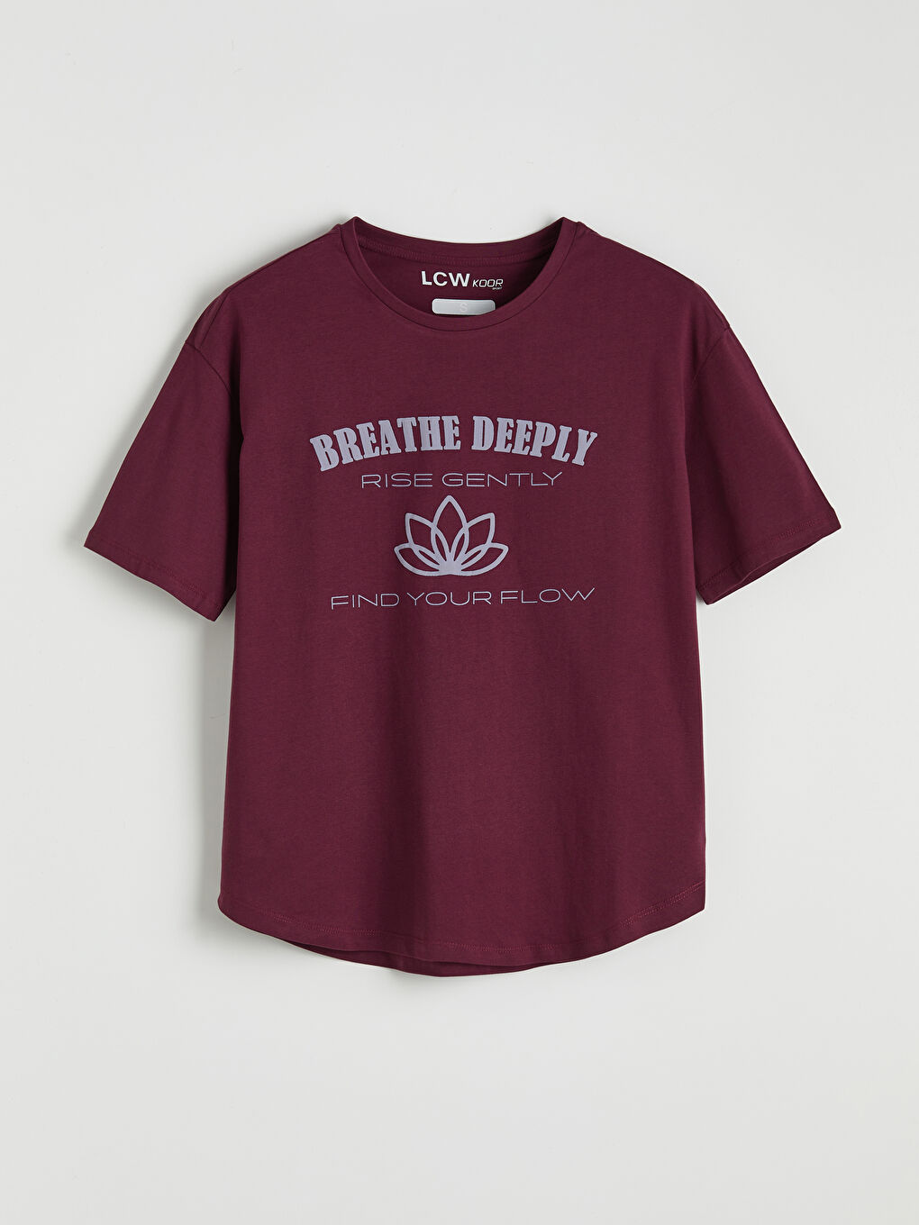 عيش الأناقة بكل سهولة مع التيشيرت الواسع بتصميم الجرافيك.-4