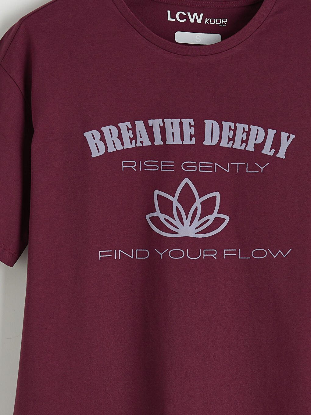 عيش الأناقة بكل سهولة مع التيشيرت الواسع بتصميم الجرافيك.-5