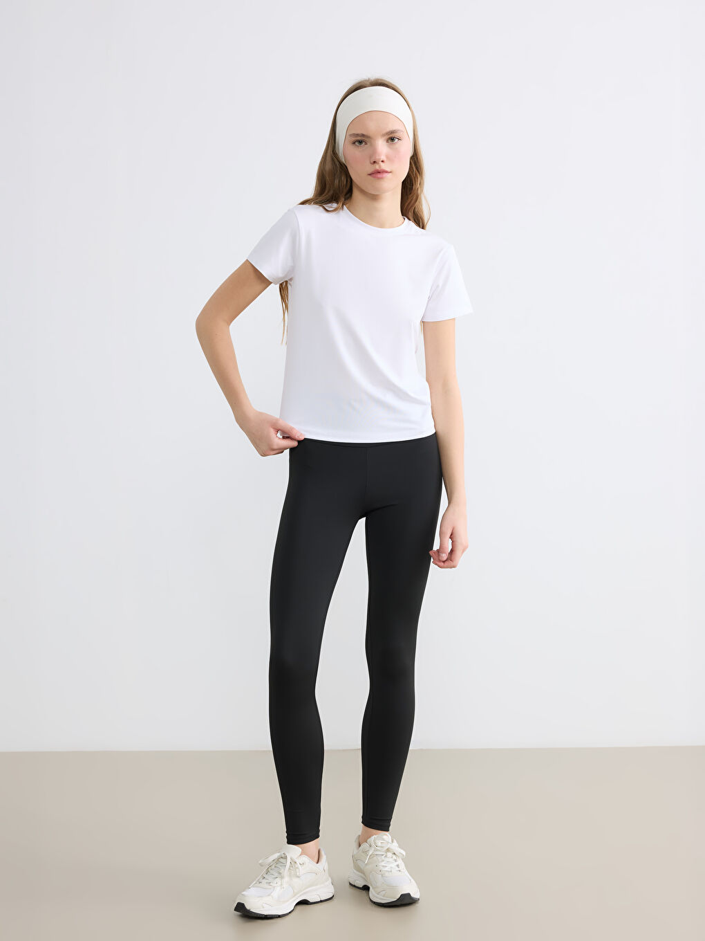 تيشيرت رياضي نسائي برقبة دائرية-1