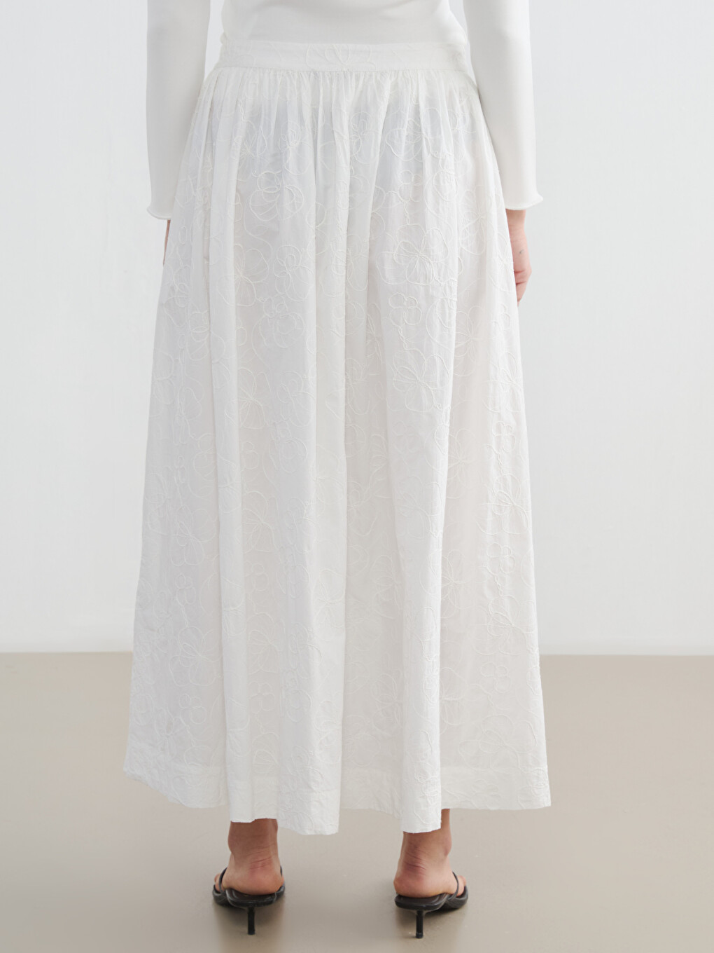 Woman White Skirt-3