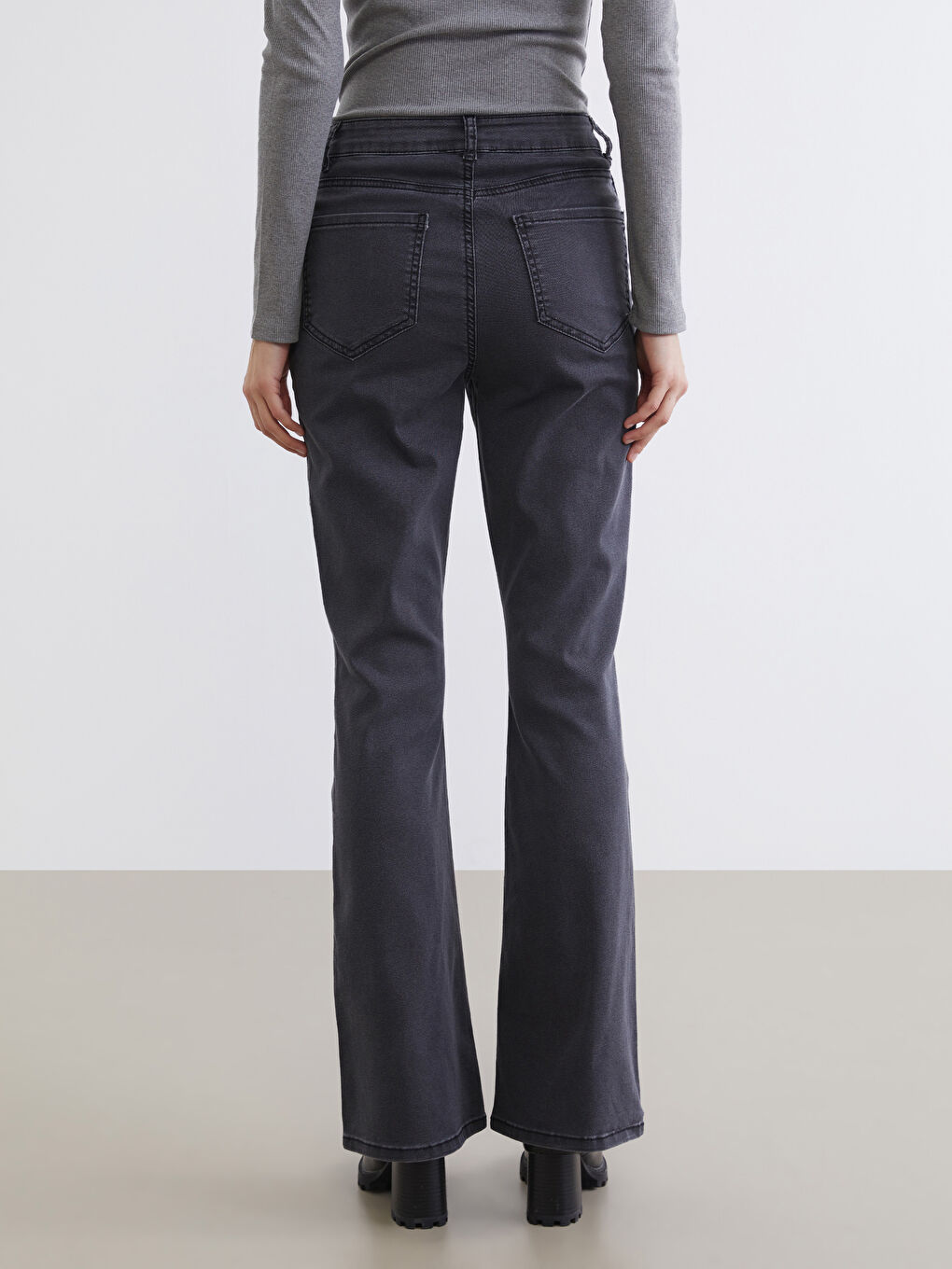 Siyah Flare Kadın Jean Pantolon-3