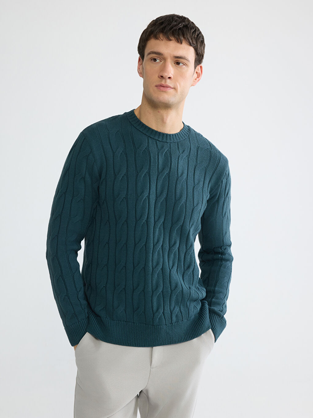 Мужской свитер с круглым вырезом и косами