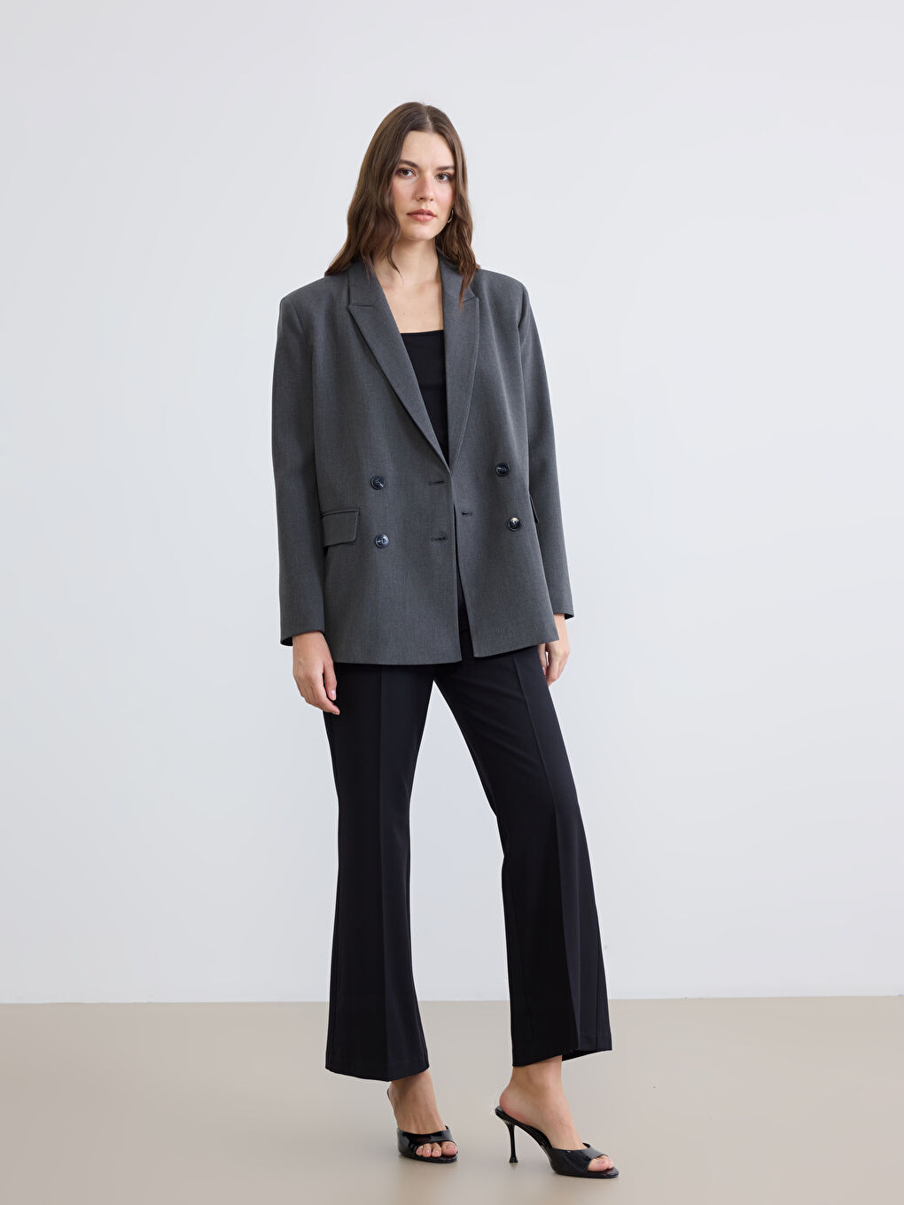 Sacoul feminin cu două rânduri de nasturi-2